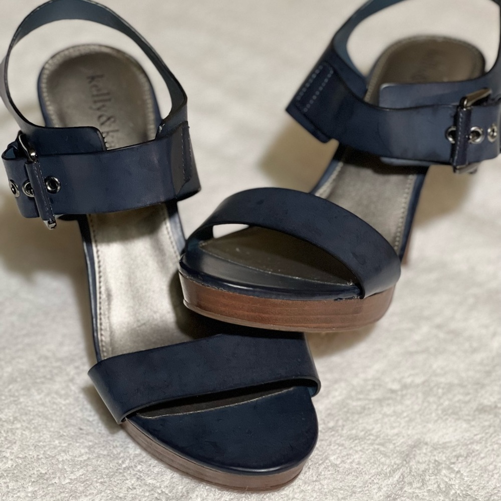 Kelly & Katie like new navy 4” inch heel sandal